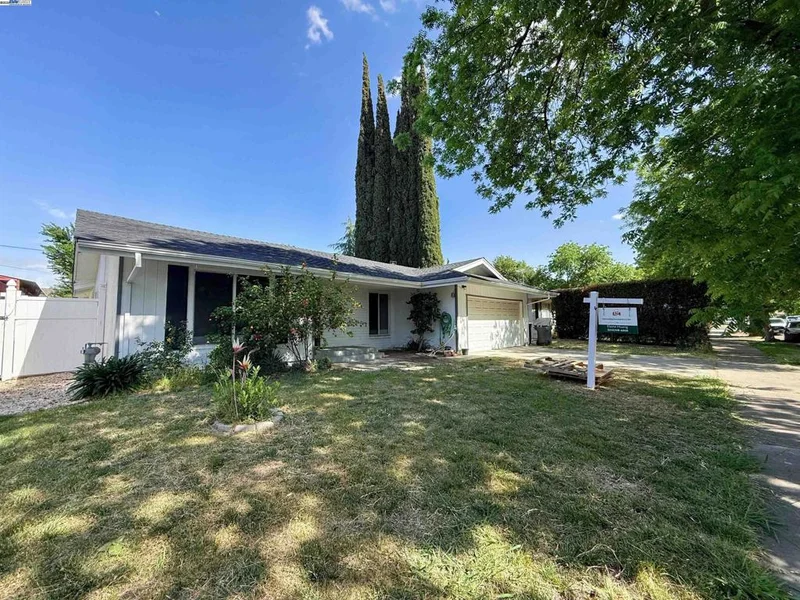 2972 Bedford Dr, Merced, CA 95340
