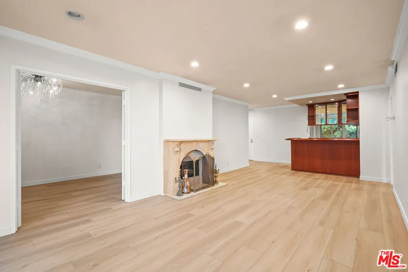 1010 N Kings Road 303, West Hollywood, CA 90069