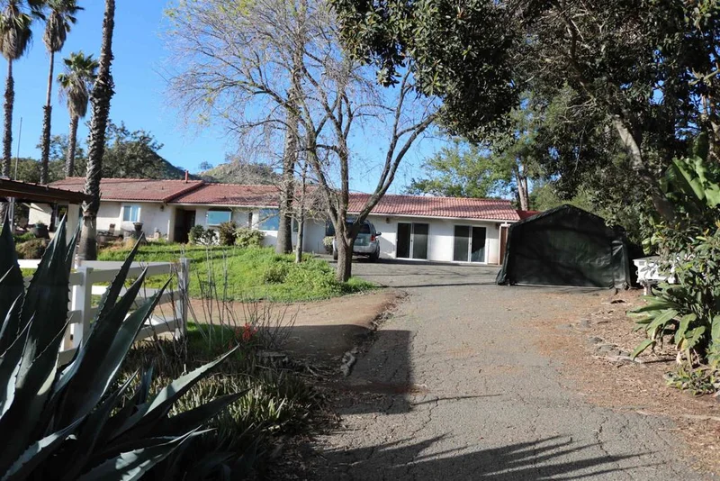 38083 De Luz Rd photo 2