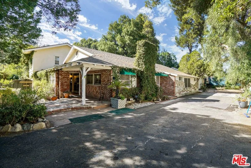 5509 Oakdale Avenue, Woodland Hills, CA 91364