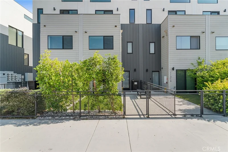 11314 Victory Boulevard, North Hollywood, CA 91606