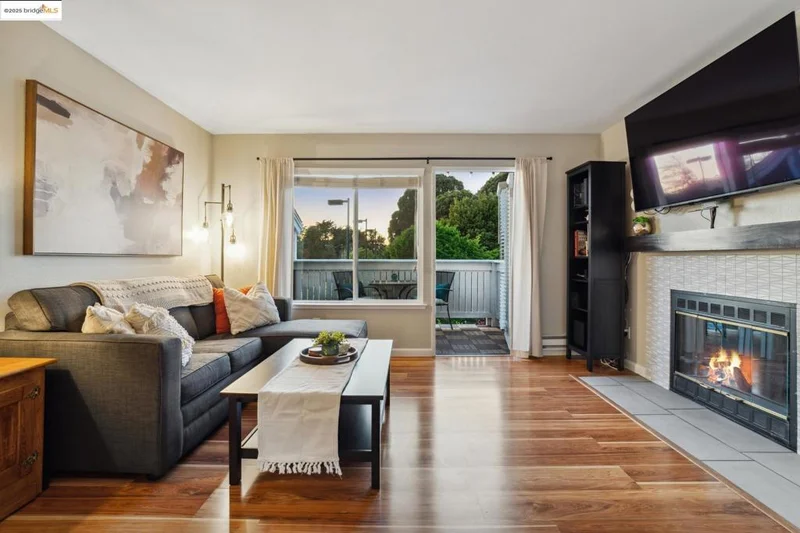 30 Marina Lakes Dr, Richmond, CA 94804