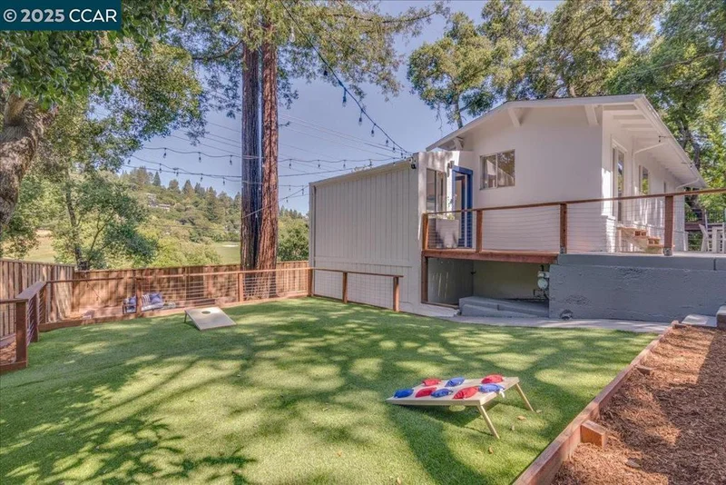 10 El Toyonal, Orinda, CA 94563