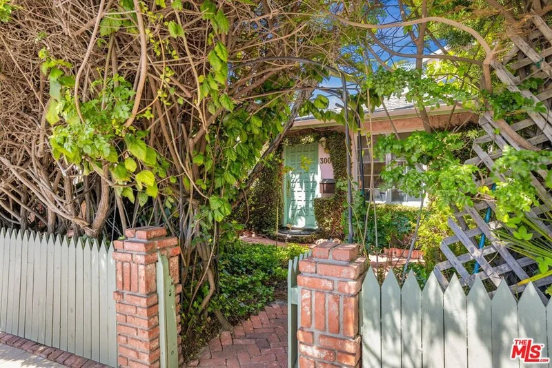3000 Thatcher Avenue, Marina Del Rey, CA 90292