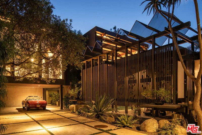 9031 Hollywood Hills Road, Los Angeles, CA 90046