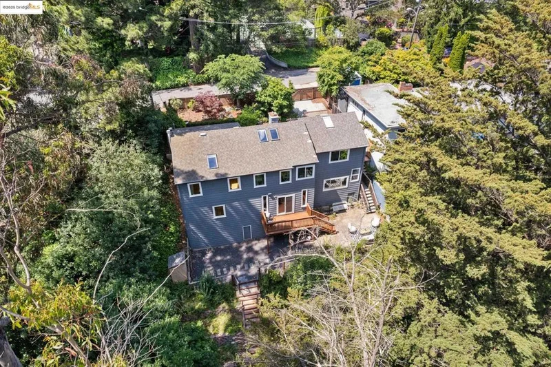 6262 Bullard Dr, Oakland, CA 94611