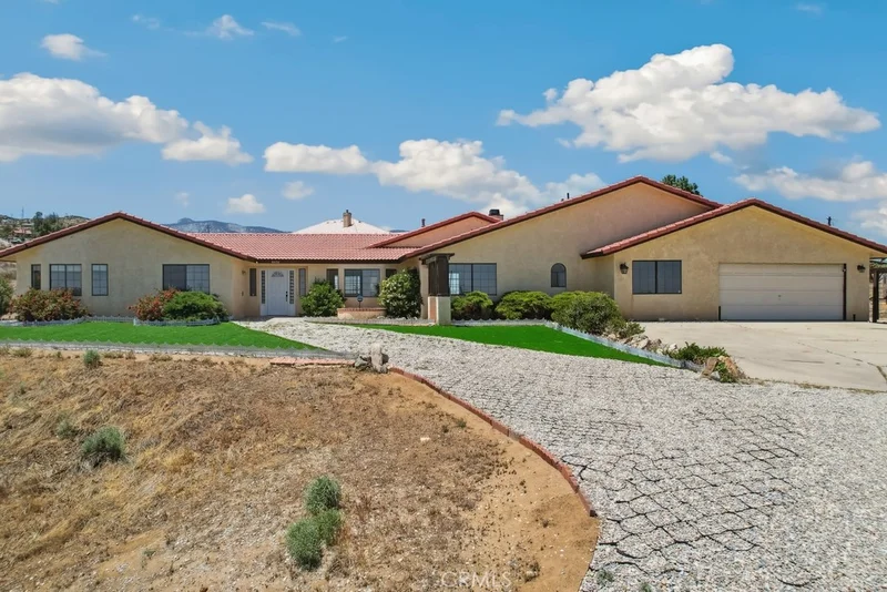 8636 Riggins Road, Phelan, CA 92371