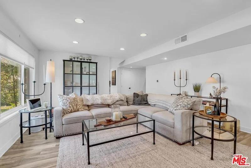 18547 Collins Street B1, Tarzana, CA 91356