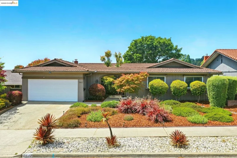 7927 Phaeton Dr, Oakland, CA 94605