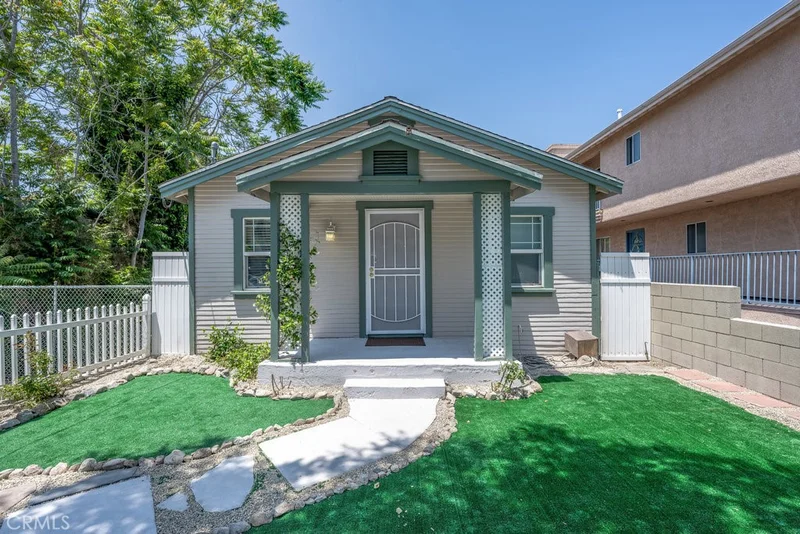 10203 Fernglen Avenue, Tujunga, CA 91042