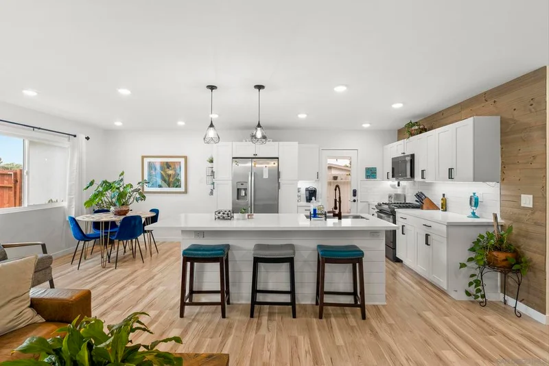 411 Palmbark St, Vista, CA 92083