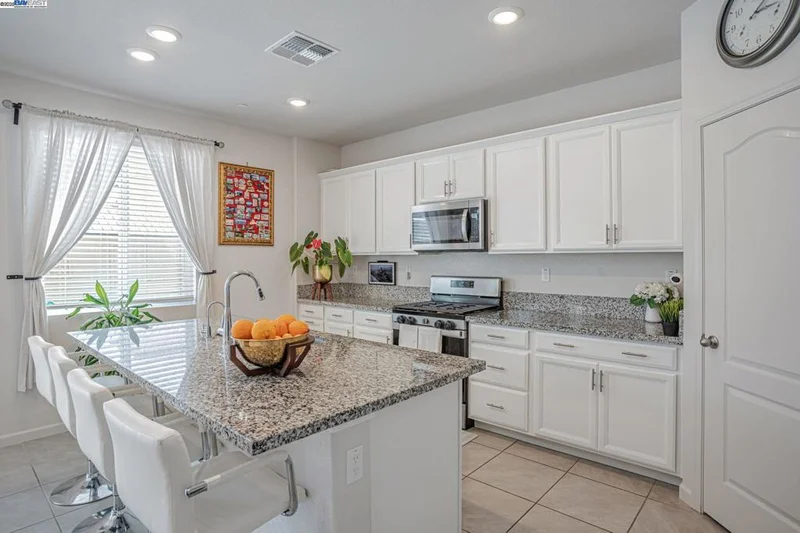 859 Helmsley Dr, Vacaville, CA 95687