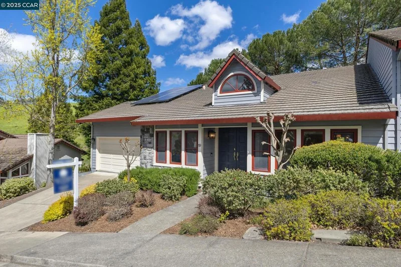 19 Via Barcelona, Moraga, CA 94556