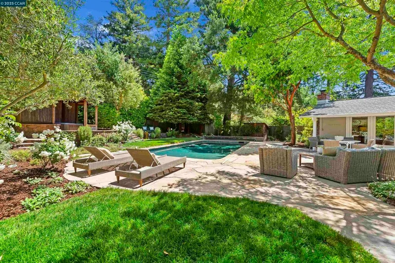 51 Ivy Dr, Orinda, CA 94563