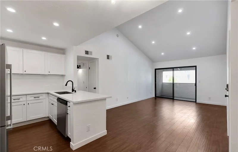 8801 Independence Ave. 25, Canoga Park, CA 91304