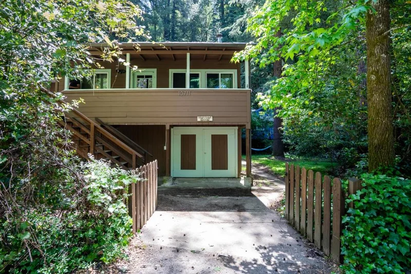 10711 Grays Court