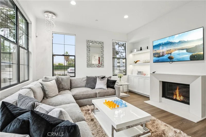 551 W Maple Avenue, Orange, CA 92868