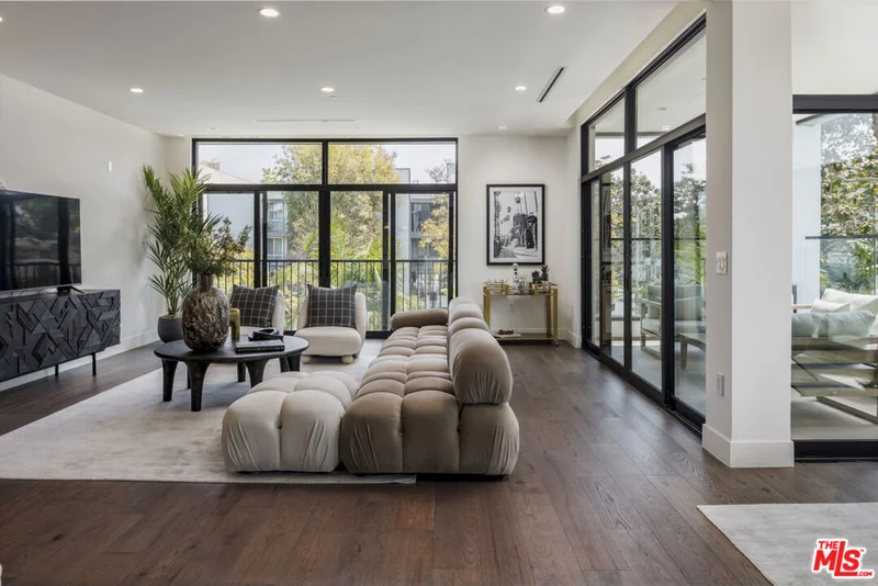 425 N Palm Drive 304, Beverly Hills, CA 90210