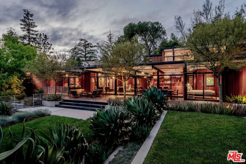 5228 Escalante Drive, La Canada Flintridge, CA 91011