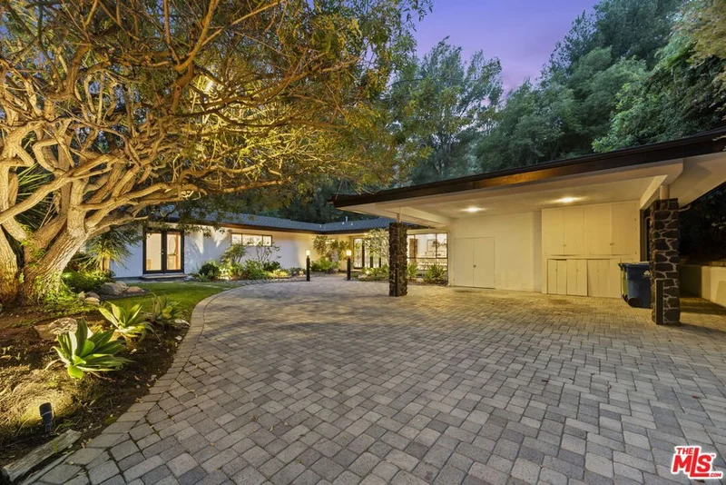8630 Allenwood Road, Los Angeles, CA 90046