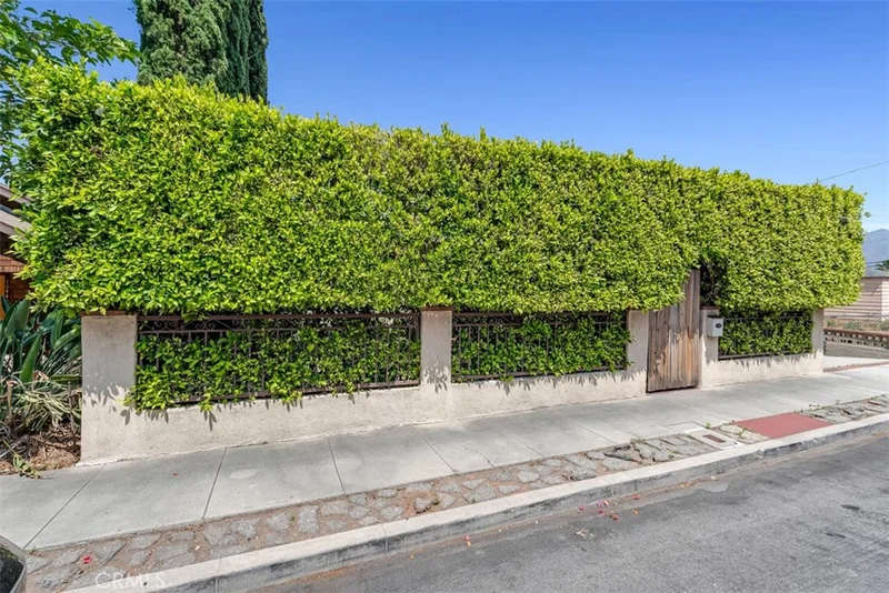 10447 Helendale Avenue, Tujunga, CA 91042