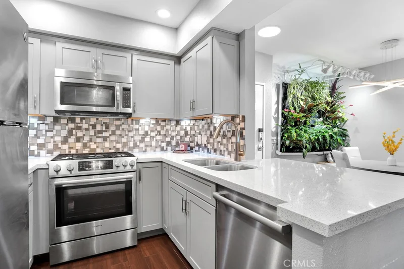 6323 Reseda Boulevard 39, Tarzana, CA 91335