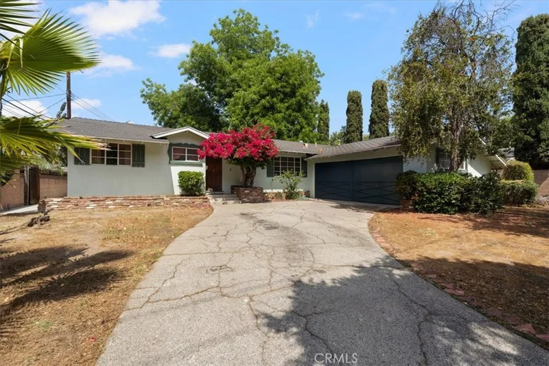8581 Owensmouth Avenue, Canoga Park, CA 91304