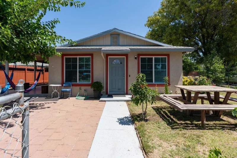 1005 W 8th Street, Merced, CA 95341