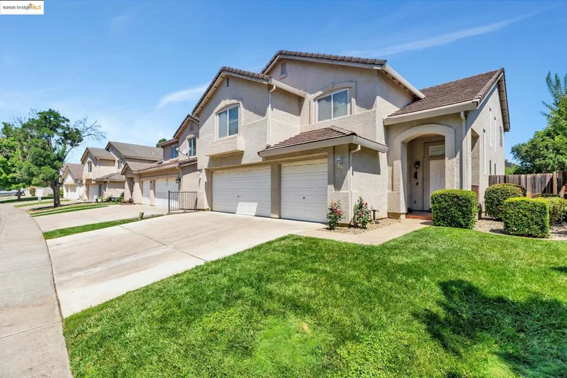 8215 Red Elk Dr, Elk Grove, CA 95758