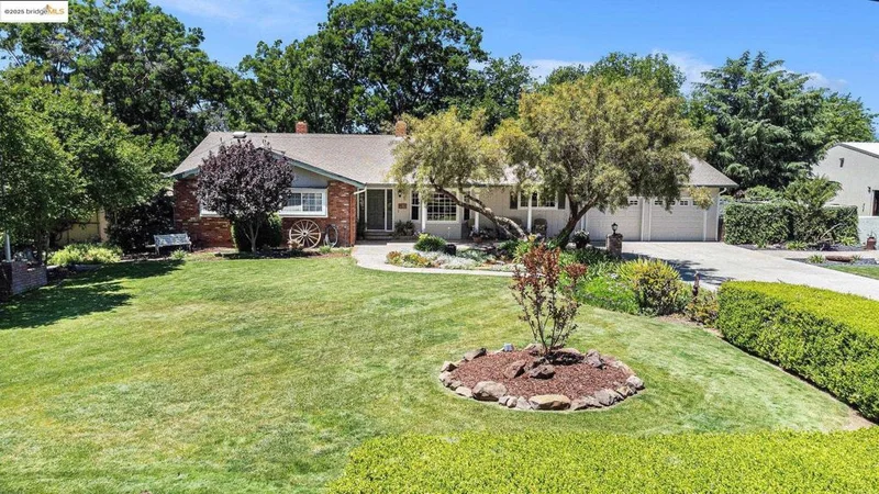 2825 Taylor Ln, Byron, CA 94514