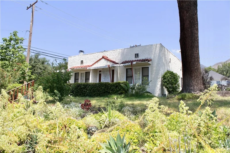 907 E Poppyfields Drive E, Altadena, CA 91001