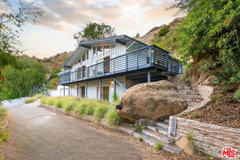 8657 Valley Flores Drive, West Hills, CA 91304