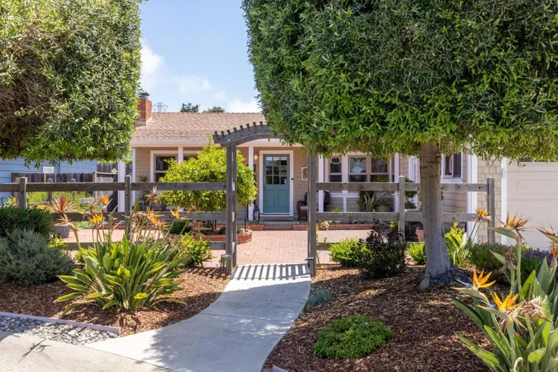 10 Boronda Way, Del Rey Oaks, CA 93940