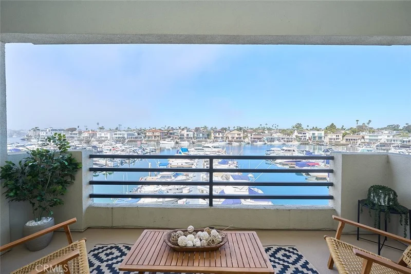 4165 Warner Avenue 203, Huntington Beach, CA 92649
