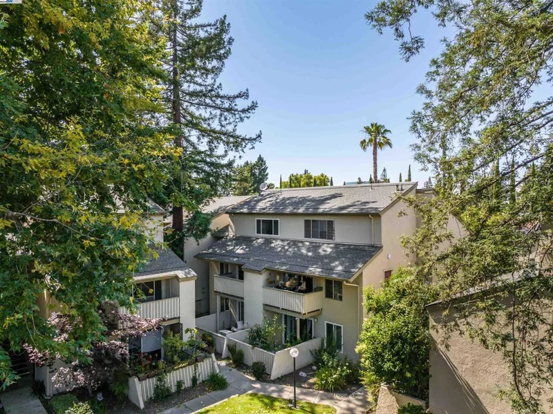 2720 Oak Rd 131, Walnut Creek, CA 94597-2852