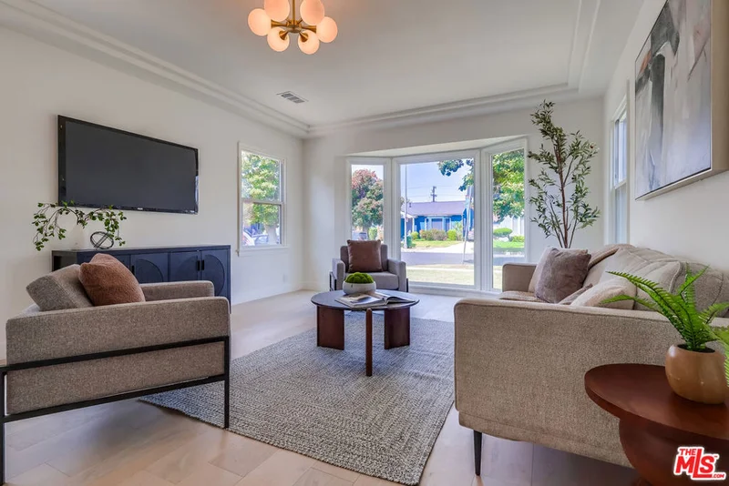 9116 S Wilton Place, Los Angeles, CA 90047