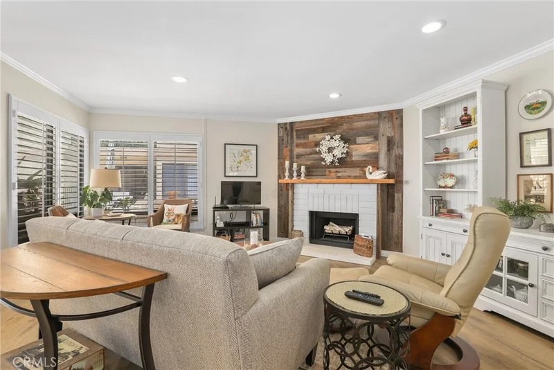 2722 E 20th Street 202, Signal Hill, CA 90755