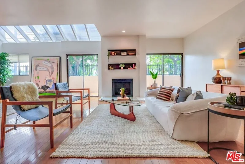 4555 Franklin Avenue 3, Los Angeles, CA 90027