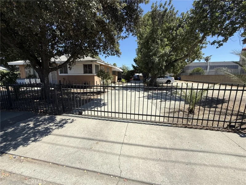 1160 E Pasadena Street, Pomona, CA 91767