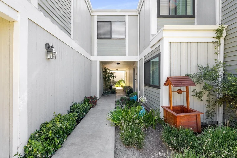 27066 Hidaway Avenue 6, Canyon Country, CA 91351