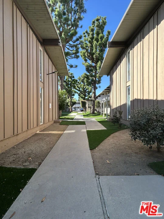 11131 ROSE Avenue 17 photo 2