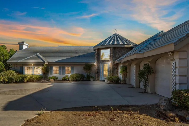 11429 Sir Francis Drake, La Mesa, CA 91941