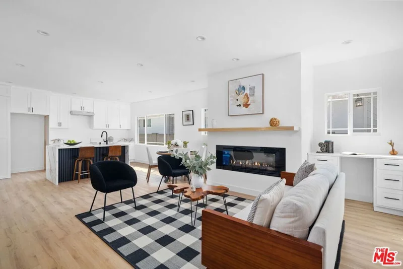 1050 W 48th Street, Los Angeles, CA 90037