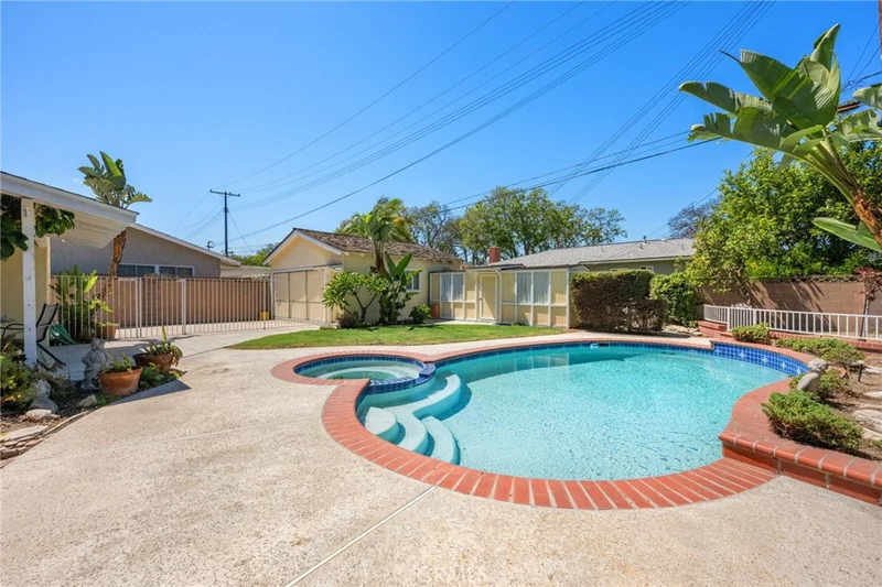 939 W Orange Road