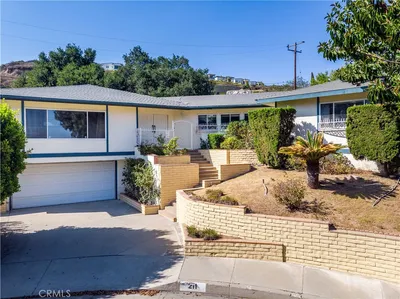 211 Peacock Lane photo 2