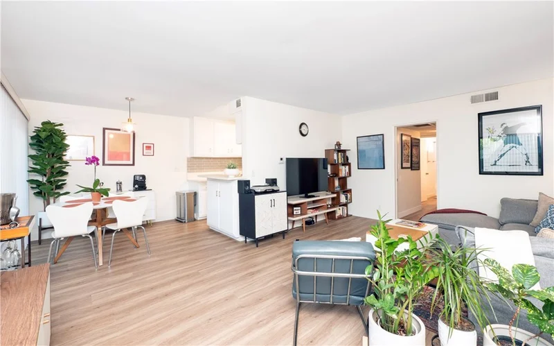 6160 Whitsett Avenue 4, North Hollywood, CA 91606