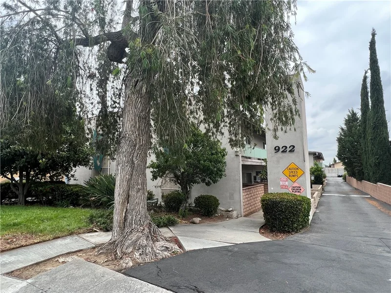 922 W Duarte RD 11 photo 2