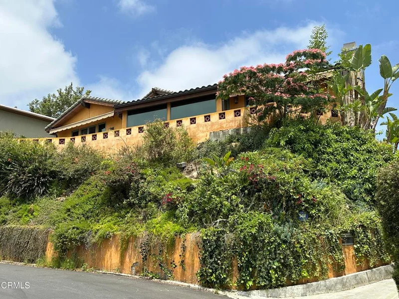 2704 Glendower Avenue, Los Angeles, CA 90027