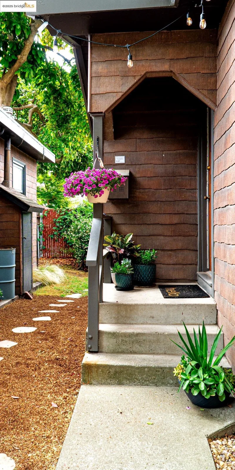 1130 Derby St, Berkeley, CA 94702