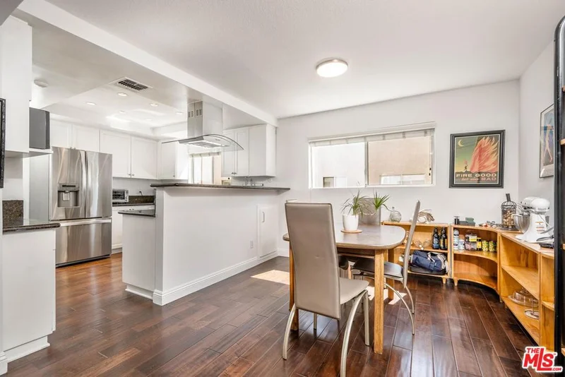 18550 Hatteras Street 32, Tarzana, CA 91356